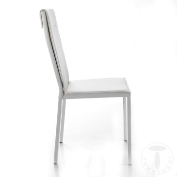 Silla Tomasucci Camy con un diseño particular, tapizada en ecopiel.