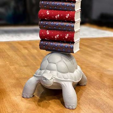 qeeboo Turtle Carry Bookcase siva polica za knjige izbliza