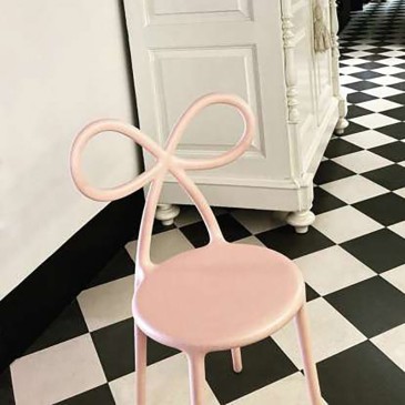 Qeeboo Ribbon Chair stolica s naslonom u obliku luka | kasa-store