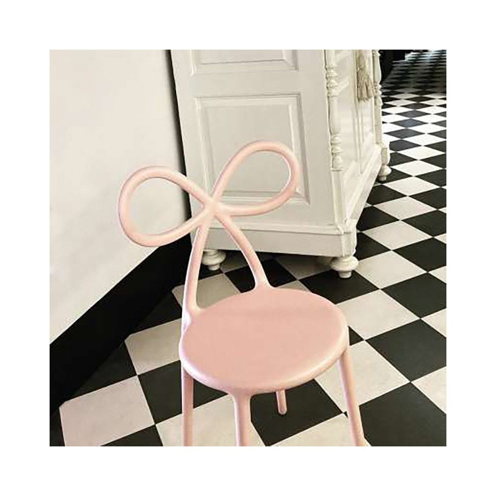 Qeeboo Ribbon Chair stolica s naslonom u obliku luka | kasa-store