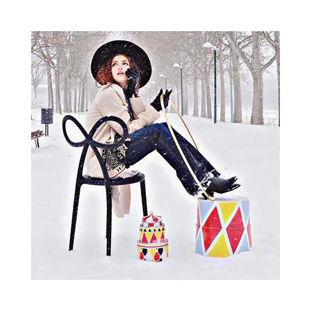 Qeeboo Ribbon Chair Schneeschwarzer Stuhl