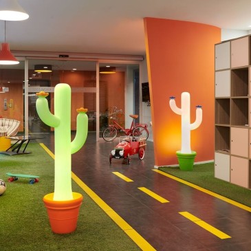 Podna lampa Cactus tvrtke Slide u kompletu za fotografije