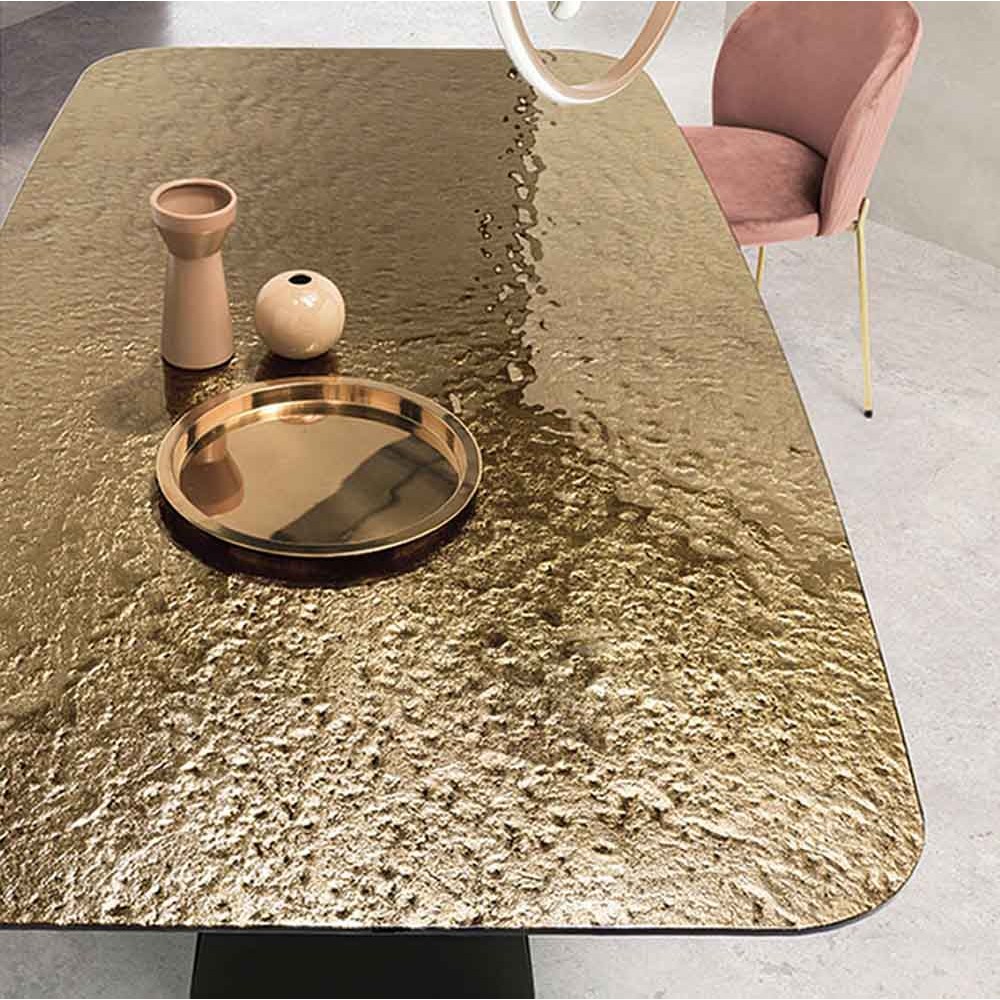 Table fixe avec base en métal solide et plateau raffiné