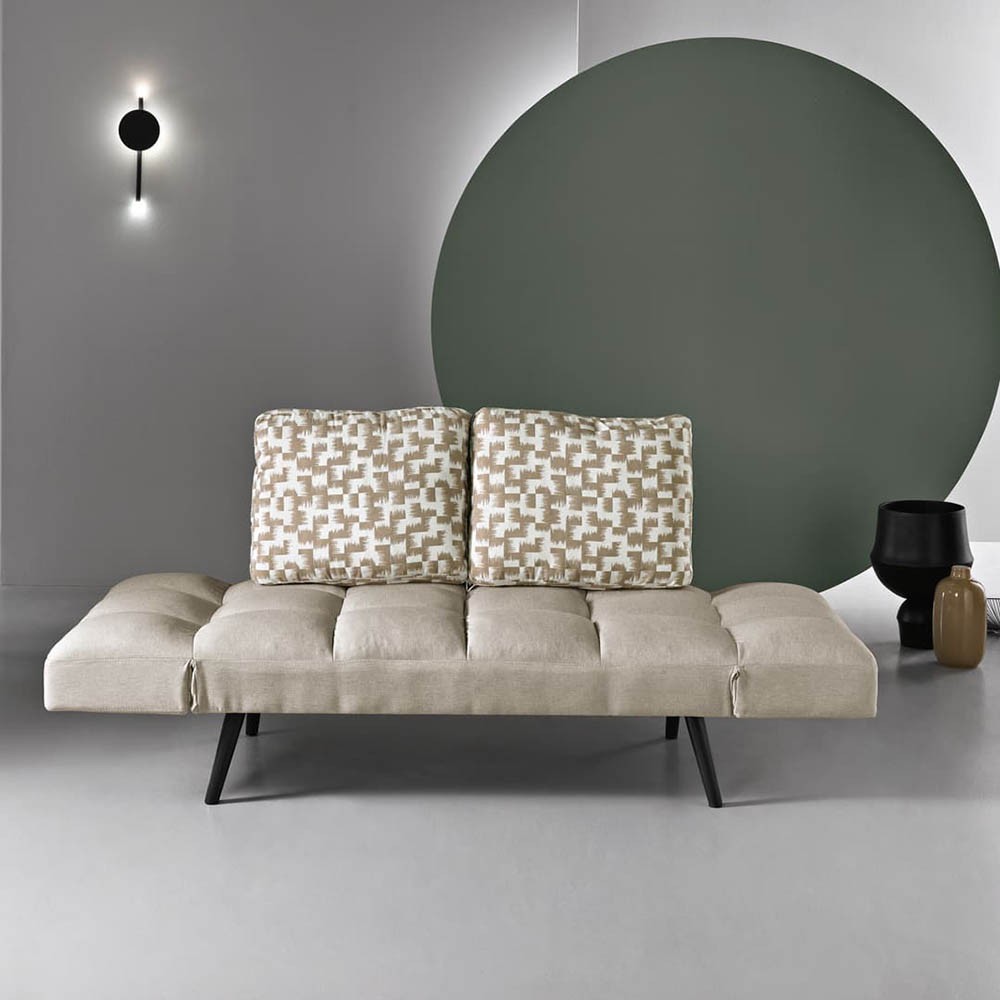 Moderne sofa med justerbare armlener laget av Ikone Casa