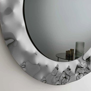 Elegant and refined glass mirror in two finishes