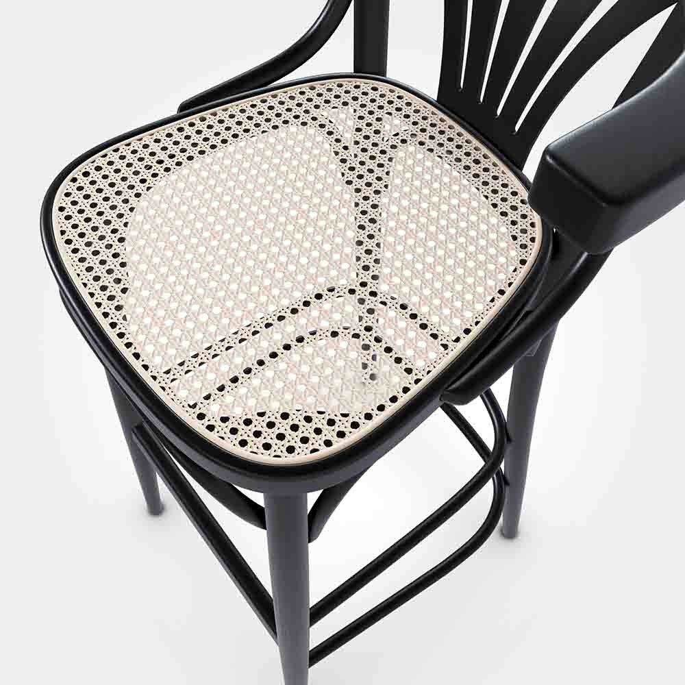 Tabouret de bar polyvalent et raffiné de Ton avec dossier enveloppant