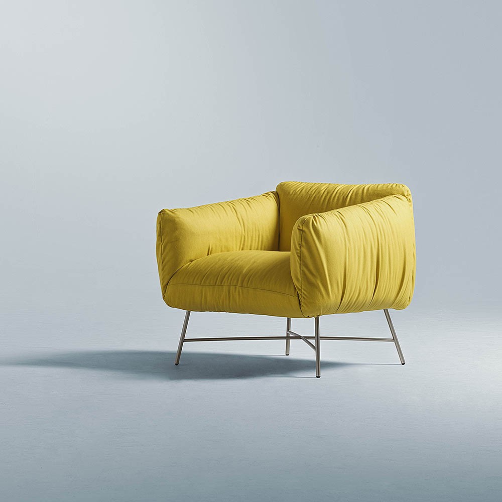 Sillón Jolie acolchado de MyHome con estructura de madera y metal