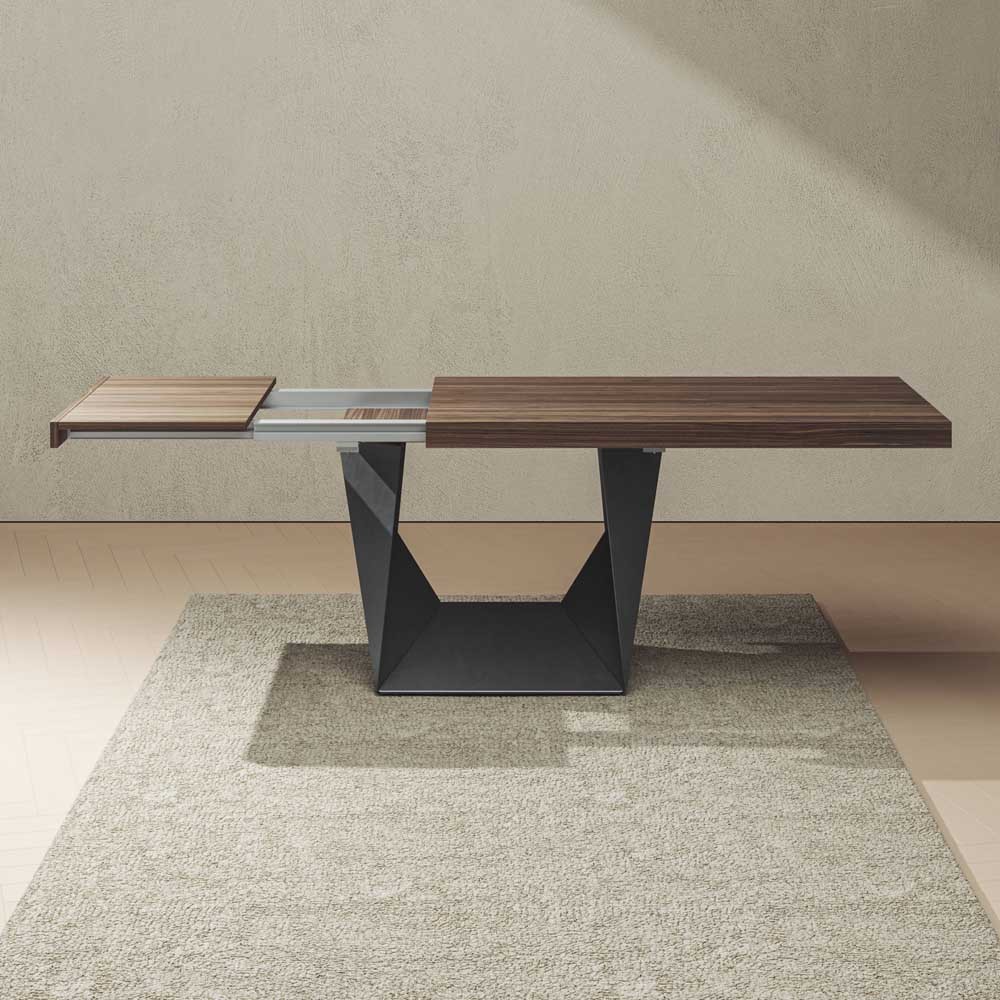 Clint tavolo di Alma Design con base in metallo e piano in legno con 2 allunghe