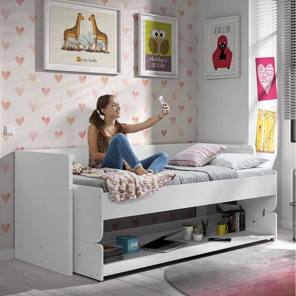 Utrymmesbesparande säng som förvandlas till ett skrivbord lämpligt för sovrum