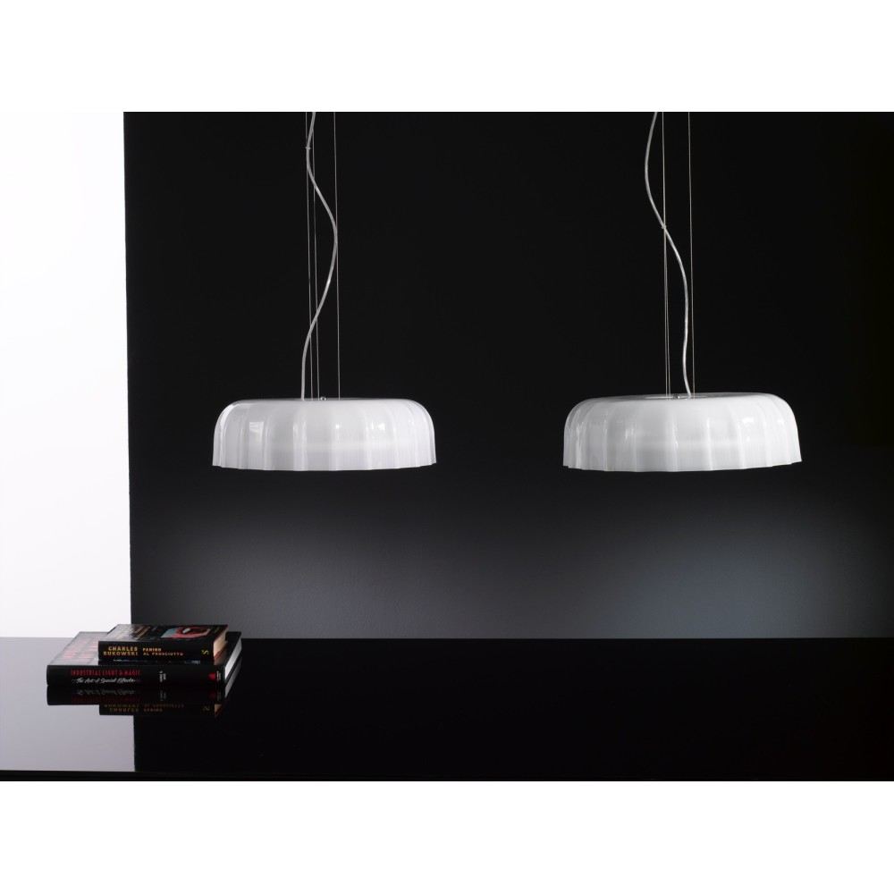 Lampe à suspension Big Cap avec diffuseur en verre en forme de capuchon disponible en 4 finitions différentes