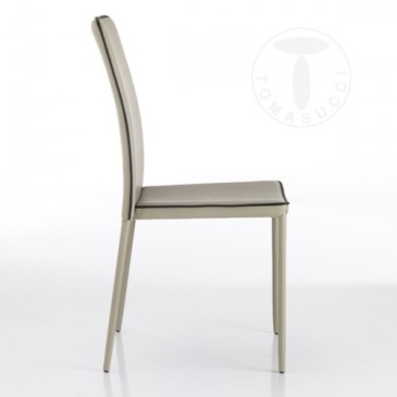 Silla apilable Kable de Tomasucci en metal completamente tapizada en cuero sintético disponible en dos colores