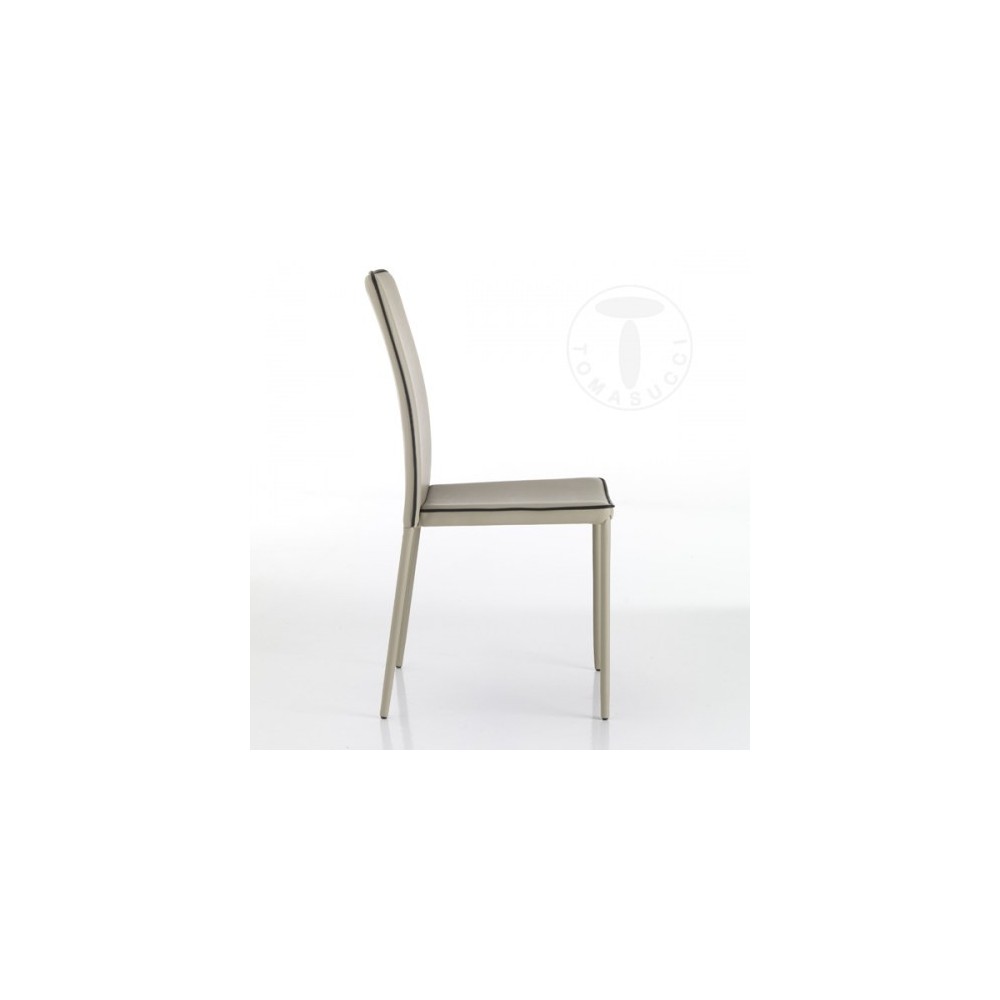 Silla apilable Kable de Tomasucci en metal completamente tapizada en cuero sintético disponible en dos colores