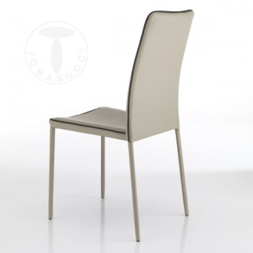 Silla apilable Kable de Tomasucci en metal completamente tapizada en cuero sintético disponible en dos colores