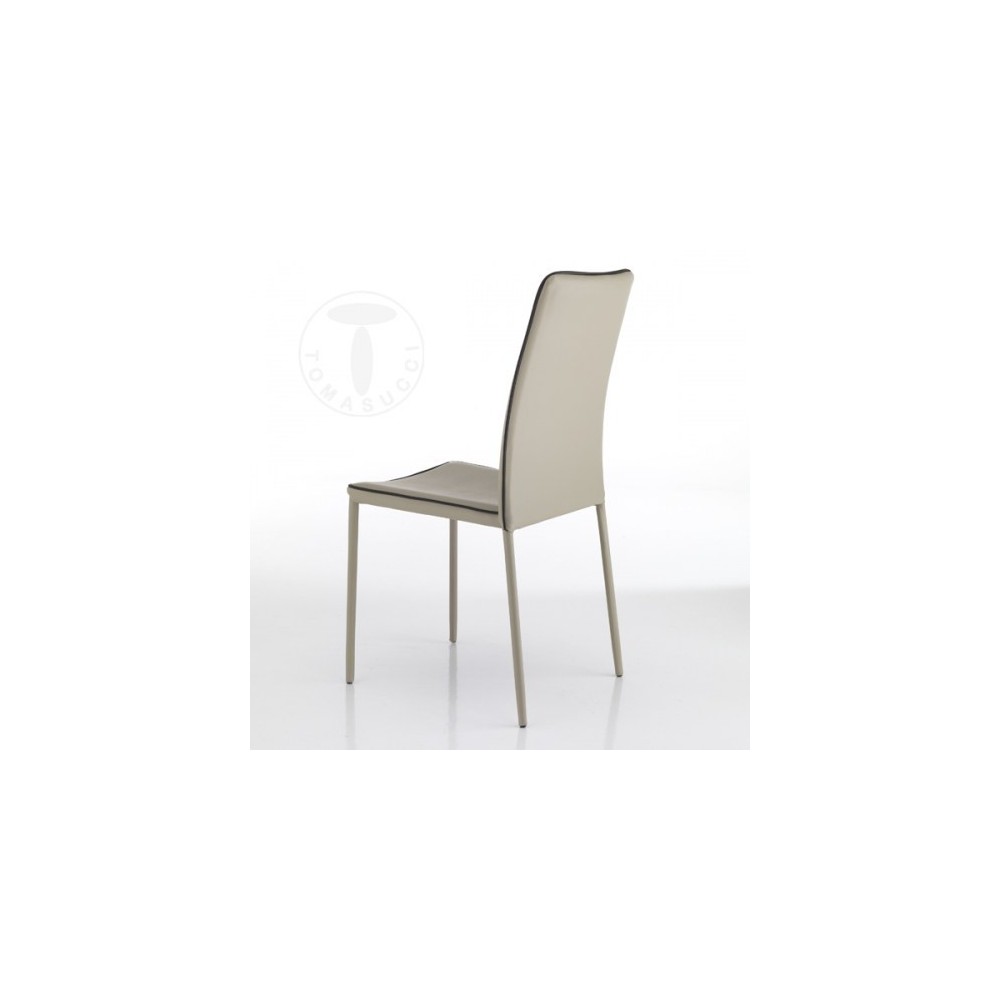 Silla apilable Kable de Tomasucci en metal completamente tapizada en cuero sintético disponible en dos colores