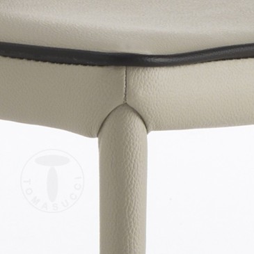 Silla apilable Kable de Tomasucci en metal completamente tapizada en cuero sintético disponible en dos colores