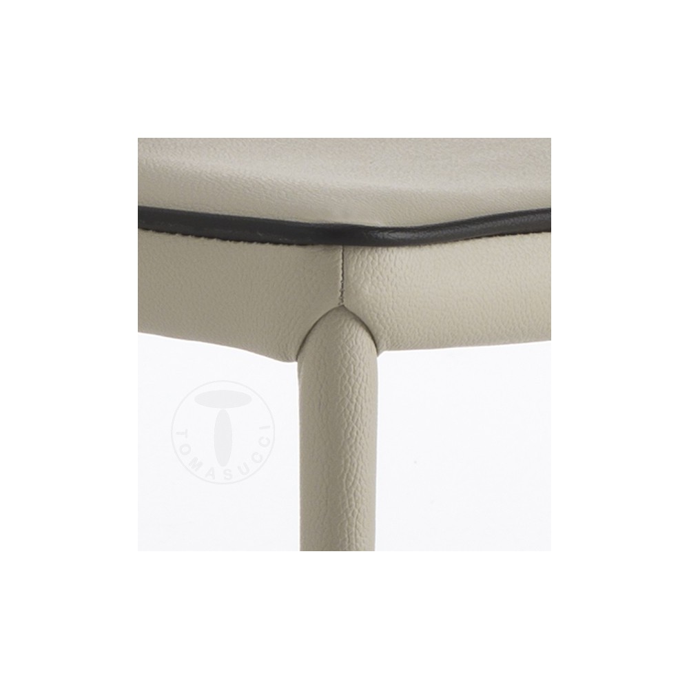 Silla apilable Kable de Tomasucci en metal completamente tapizada en cuero sintético disponible en dos colores