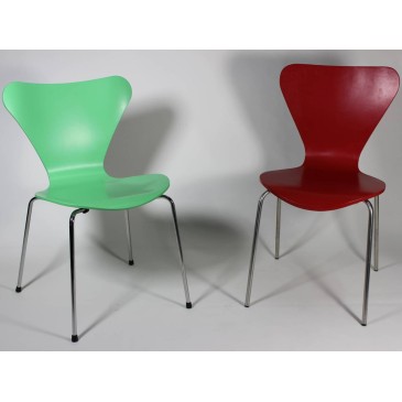 Réédition de la chaise Seven d'Arne Jacobsen dans les versions avec accoudoirs et sans accoudoirs