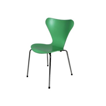 Riedizione sedia Seven di Arne Jacobsen nelle versioni con braccioli e senza braccioli