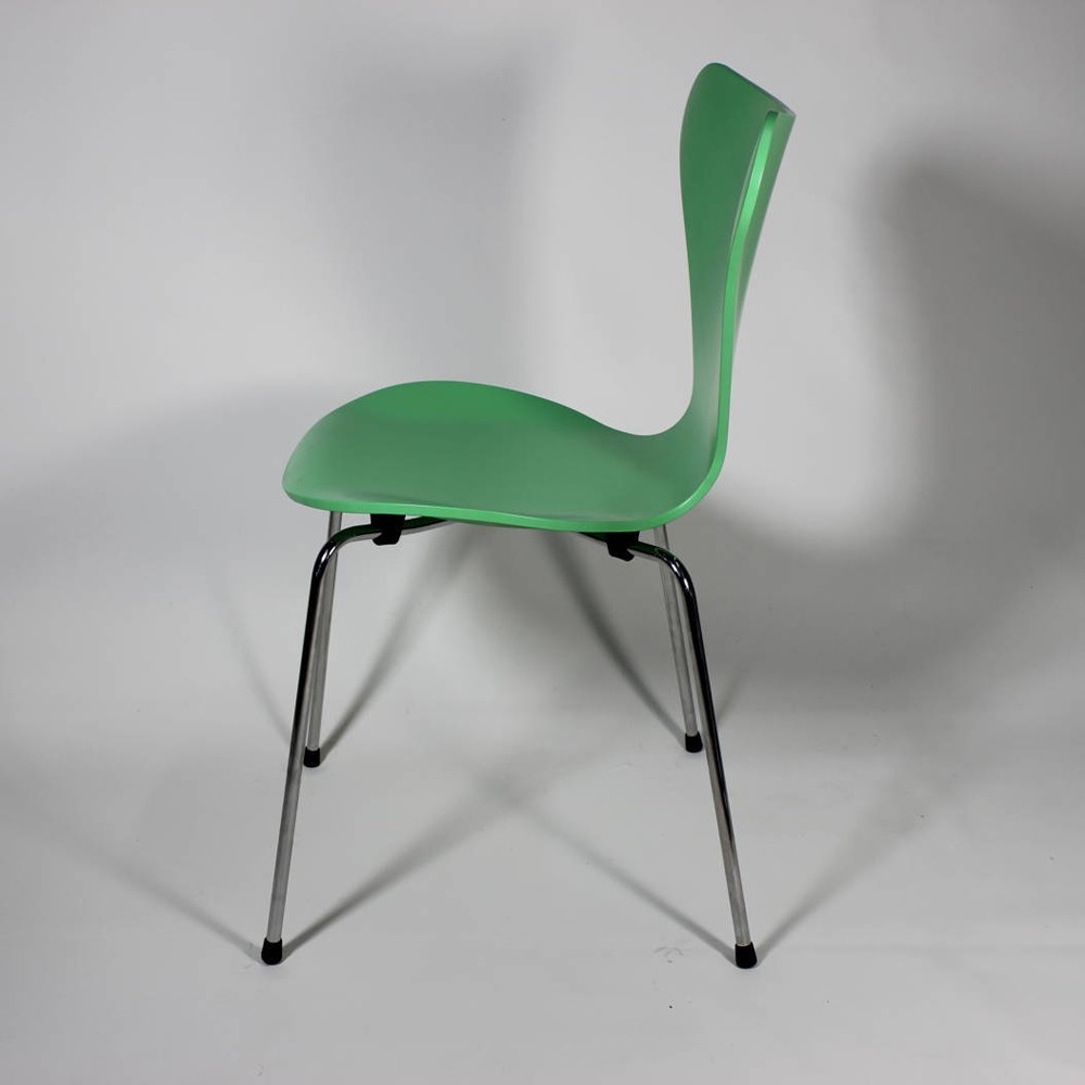 Riedizione sedia Seven di Arne Jacobsen nelle versioni con braccioli e senza braccioli