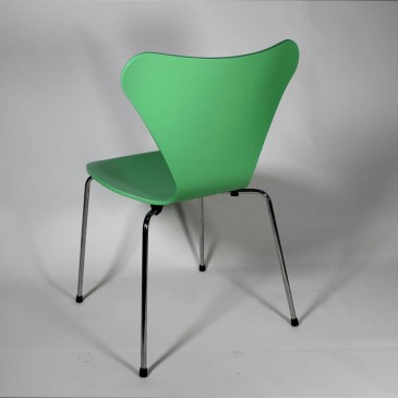 Réédition de la chaise Seven d'Arne Jacobsen dans les versions avec accoudoirs et sans accoudoirs