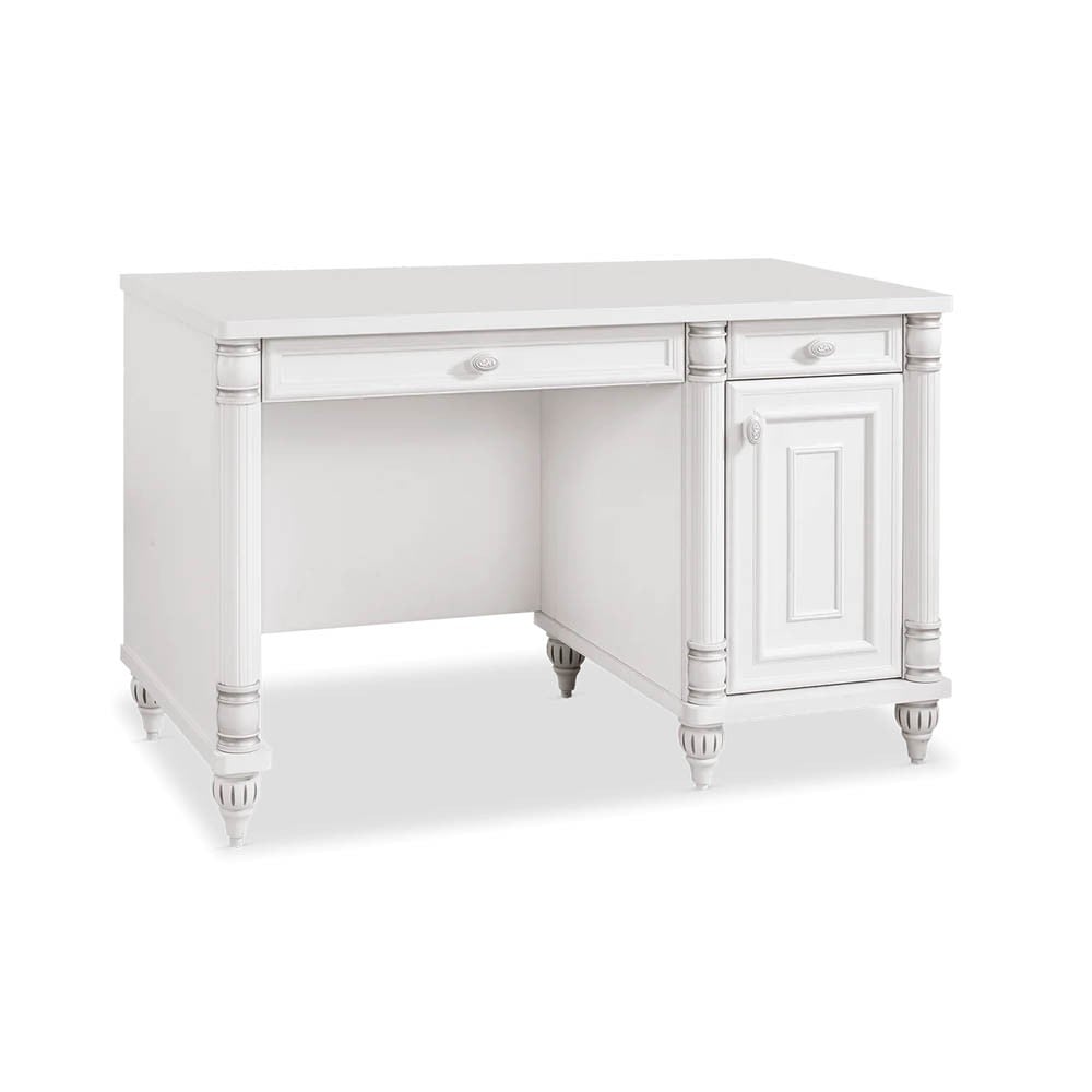 Romantisch bureau, gedecoreerd, voor de kamer van een klein meisje.