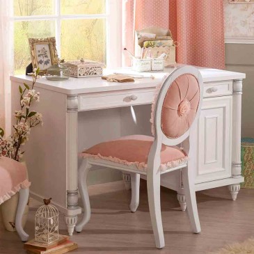 Bureau romantique et décoré pour une chambre de petite fille.