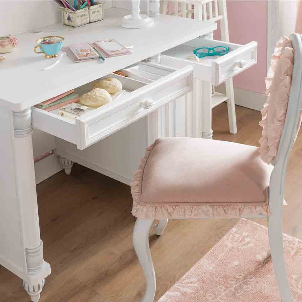 Bureau romantique et décoré pour une chambre de petite fille.