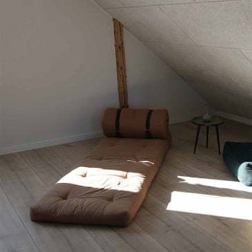 Buckle-Up: Il Futon Trasformabile Perfetto per Ogni Spazio